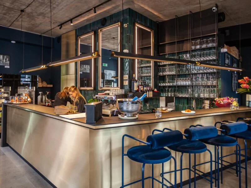 Wieczorne wnętrze restauracji Lesu