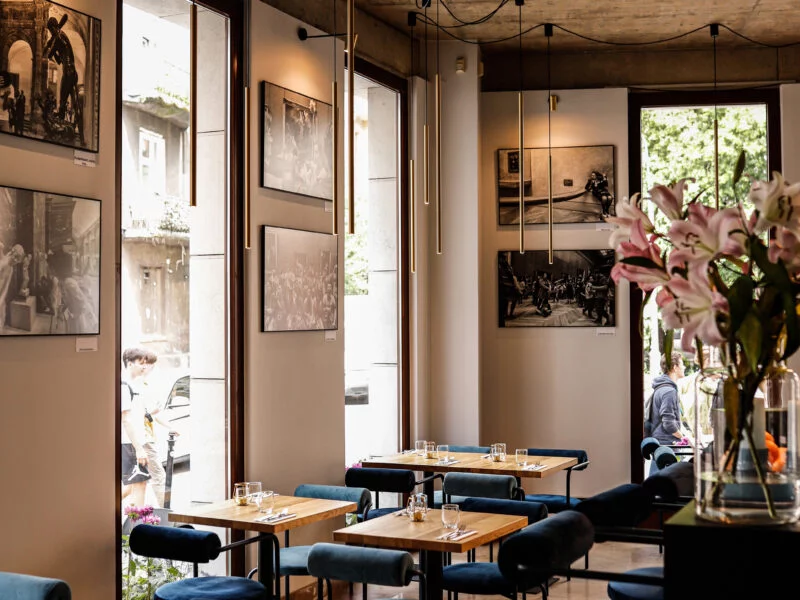 Wnętrze restauracji Lesu z polską sztuką